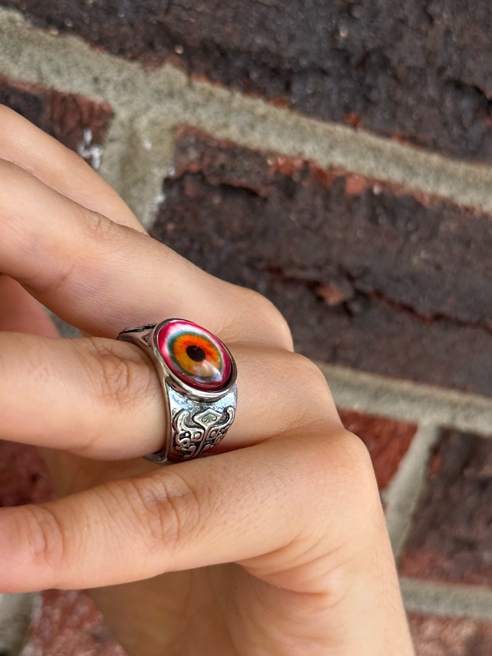 Gothic style Realistic Eyeball Ring - Picture 3 of 9